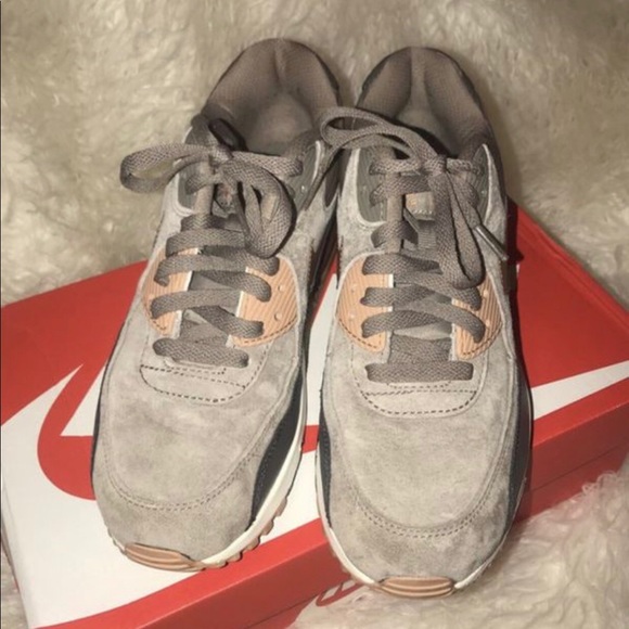 Nike Women’s Airmax - Picture 3 of 4